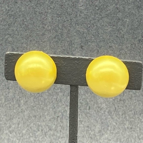 Clip On Earrings As Is Yellow Green Chartreuse Domed Pearl With Round Soft Girl - Picture 1 of 7